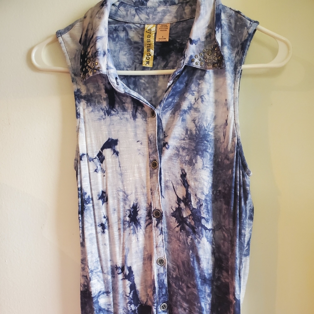 Sleeveless button down blouse